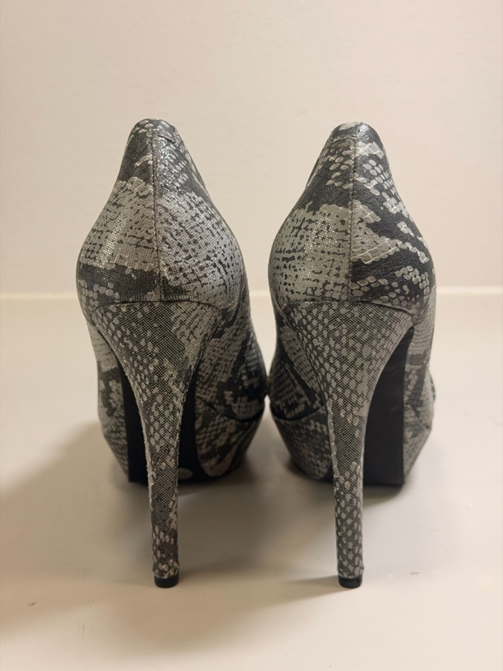 NWT! Jessica Simpson Gray Snake-Print Platform Peep-Toe Heels - Picture 8 of 16